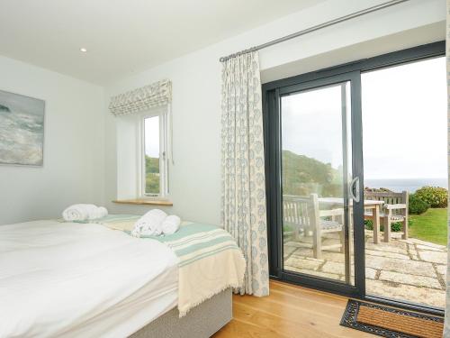 Ένα ή περισσότερα κρεβάτια σε δωμάτιο στο Pendower Cottage