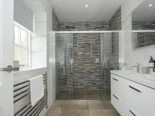 Ένα μπάνιο στο Pendower Cottage