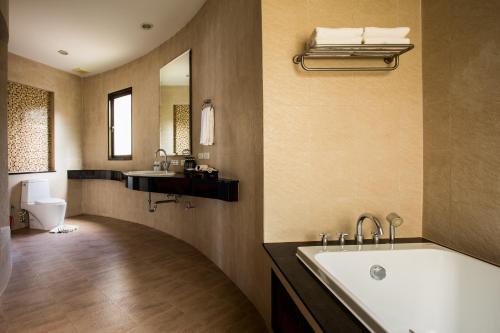 een badkamer met een bad, een toilet en een wastafel bij Golden Beach Resort in Ao Nang Beach