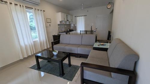 sala de estar con sofá y mesa en Villa Munroe en Munroe Island