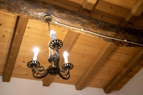 a chandelier hanging from a wooden ceiling at Appartamento Maria Vittoria - Morciano di Romagna in Morciano di Romagna
