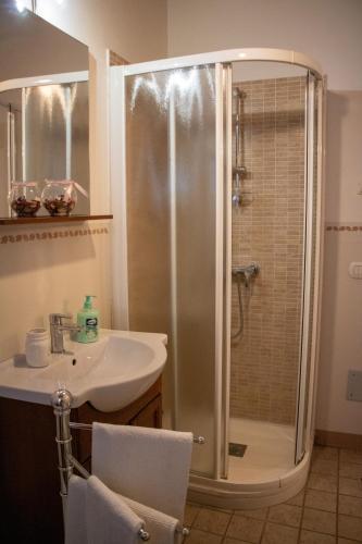 a bathroom with a shower and a sink at Appartamento Maria Vittoria - Morciano di Romagna in Morciano di Romagna