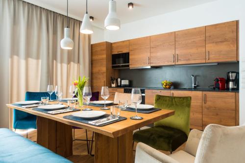 a kitchen and dining room with a table and chairs at AlpenParks Hotel & Apartment Carpe Solem Mariapfarr in Mariapfarr