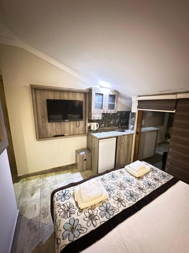 a room with a kitchen with a bed and a tv at Street61 Apart Hotel in Sarigerme