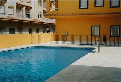 une piscine devant un immeuble dans l'établissement Comodo apartamento en Zahara de los Atunes, à Zahara de los Atunes