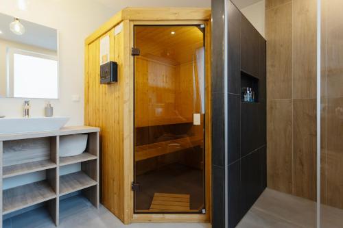 uma casa de banho com um chuveiro e um lavatório. em Huge apartment with Sauna and free parking em Duisburg