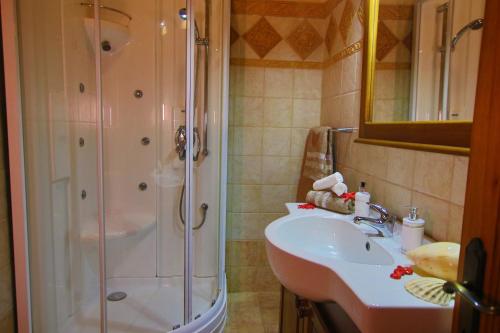 uma casa de banho com um chuveiro e um lavatório. em W, Villagg San Guzepp em Qala