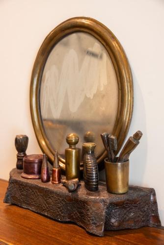 a mirror sitting on top of a wooden table at Atelier Inès Arts & Suites in Naples