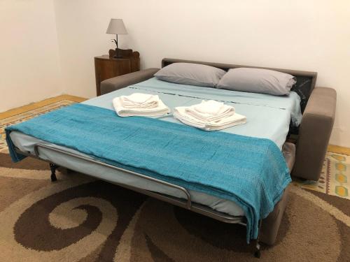 uma cama com duas toalhas em cima em 64 Barth em Msida