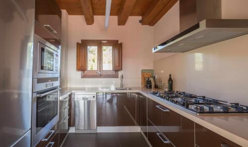 Η κουζίνα ή μικρή κουζίνα στο Casa rural Masia Les Apieres