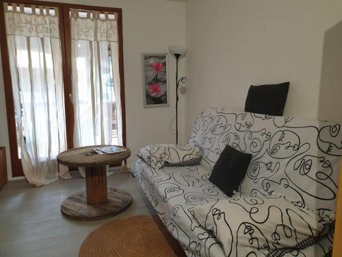 a living room with a couch and a table at Les pieds presque dans l'eau in Leucate