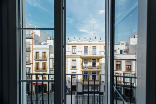 - une vue sur un bâtiment depuis une fenêtre dans l'établissement Modern and luxurious -3 Bdr 2Bth- Pastor y Landero, à Séville