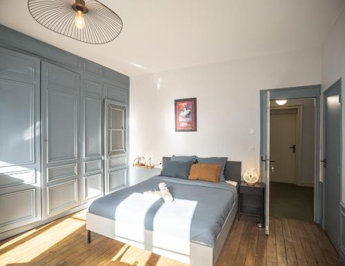 une chambre avec un lit et un ventilateur de plafond dans l'établissement Chez Suzanne 1 - Chambre Privée dans Maison de Ville - Confort - Hypercentre, à Troyes