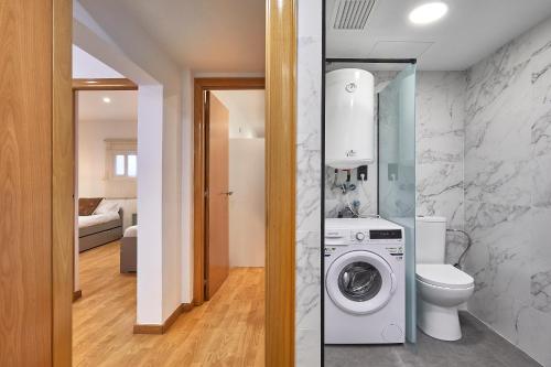 a bathroom with a washer and dryer in a room at BBarcelona Guinardó Flat in Barcelona