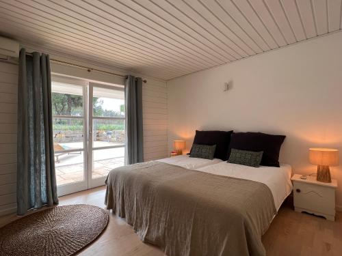 ein Schlafzimmer mit einem Bett und einem großen Fenster in der Unterkunft Casalot Almancil in Almancil