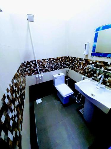 Bilik mandi di Galaxy Inn - Near Jinnah International Airport Branch