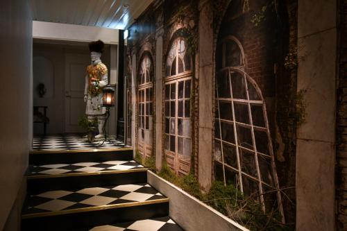 a room with a wall with windows and a statue at Prins Carl in Ystad