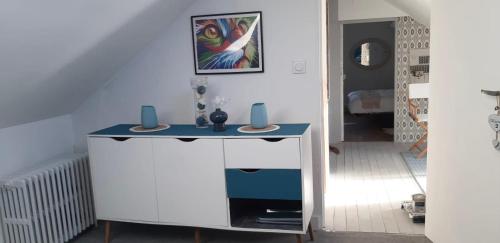 PleurtuitにあるKer Arcadiaの白いテーブルと青い上がりを持つ部屋
