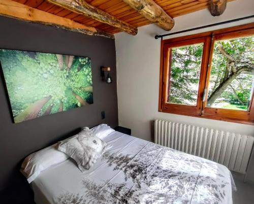 1 dormitorio con 1 cama y 2 ventanas en Magic Borda Puntal HUT 7983, en Ordino