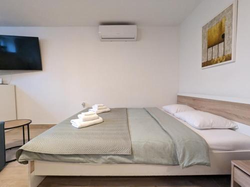 1 dormitorio con 1 cama con toallas en Yellow Pup in Maksimir, en Zagreb