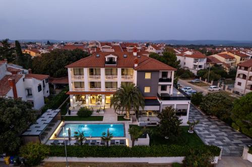 an aerial view of a house with a swimming pool at Residence Vaal in Rovinj