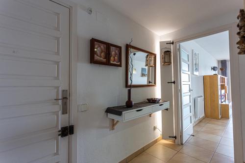 un corridoio con porta bianca e specchio di INMUEBLE DE CATEGORIA. Wifi FREE a L'Escala