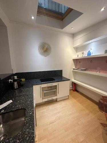 a kitchen with a sink and a counter top at charmant 2 pièces sur deux niveaux in Paris