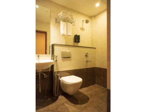 ブバネーシュワルにあるMy Homes and Hotels, Bhubaneswar, Odishaのバスルーム(トイレ、洗面台付)