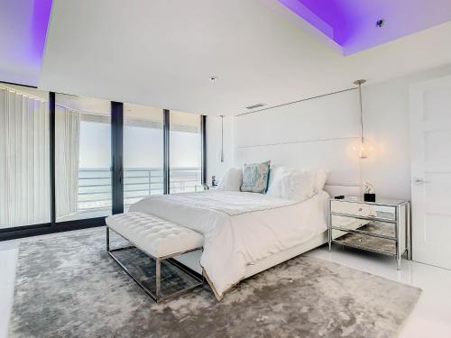 Postel nebo postele na pokoji v ubytování Oceanfront View Wrap Around Balcony Luxury Corner Unit Ebb Tide 401