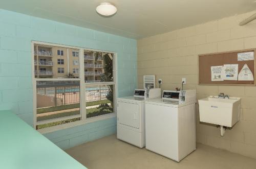 Φωτογραφία από το άλμπουμ του Walk out sliders to the Pool Beachl Sea Coast Gardens II 111 σε New Smyrna Beach