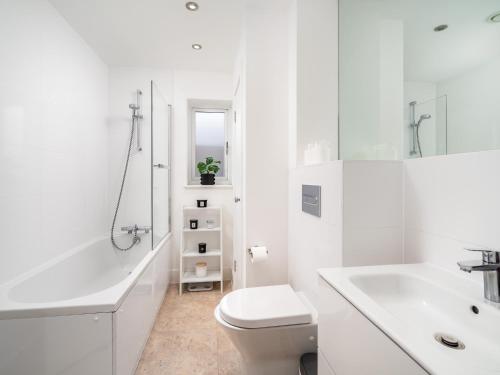 biała łazienka z toaletą i umywalką w obiekcie Pass the Keys Central and Modern 2 Bed Flat 6ppl w mieście High Wycombe