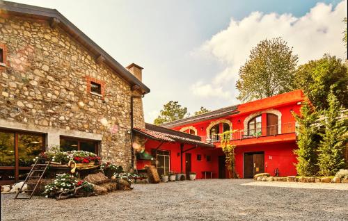 um edifício de tijolos vermelhos com uma parede vermelha em Agriturismo Cascina Mirandola em Como