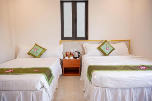 Giường trong phòng chung tại Hùng Vỹ Hotel