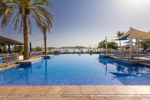 Bazén v ubytování Beautiful 3BR with Beach Access - Palm Jumeirah nebo v jeho okolí