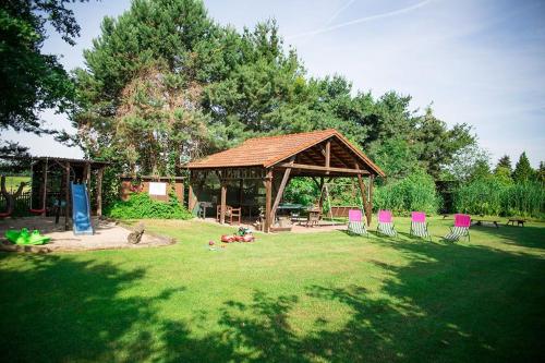 einen Pavillon mit rosa Stühlen im Hof in der Unterkunft Spreewaldferienwohnungen Stein - Ferienwohnungen in Byhlen