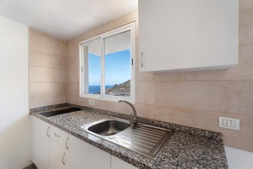 a kitchen with a sink and a window at Vivienda vacacional La Era in Vallehermoso