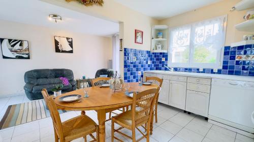 Photo de la galerie de l'établissement Agréable villa avec jardin au calme, au Bois-Plage-en-Ré