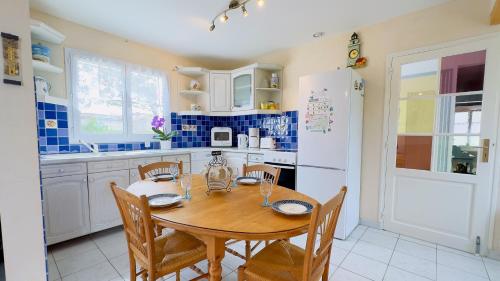 Photo de la galerie de l'établissement Agréable villa avec jardin au calme, au Bois-Plage-en-Ré