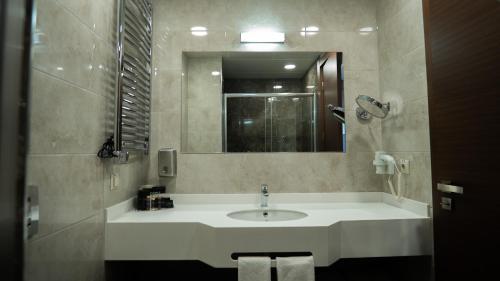 a bathroom with a sink and a mirror at Motel Heksapolis in Tavşancıl
