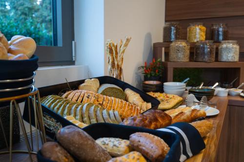 una mostra di diversi tipi di pane e dolci di Residence Vaal a Rovigno (Rovinj)