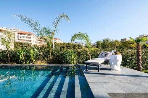 New LUXURY apartment with sea view and PRIVATE heated pool, 50m from the beach