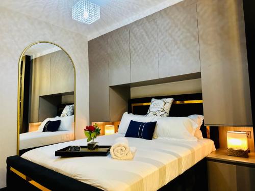 une chambre avec un grand lit avec un miroir dans l'établissement Escada Next level luxurious home, à Nairobi