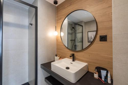 a bathroom with a sink and a mirror at Be Casa - Valdebebas in Madrid