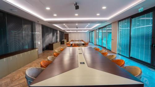 a long table in a conference room with chairs and windows at Motel Heksapolis in Tavşancıl