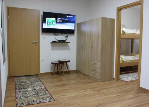 TV a/nebo společenská místnost v ubytování Restart Apartment