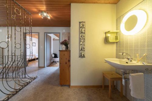 a bathroom with a sink and a mirror at Jambo Pua in Alt Sankt Johann