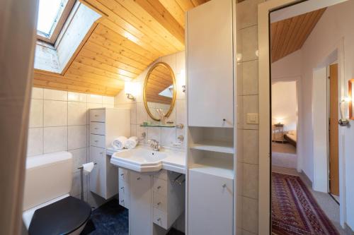 uma casa de banho com um lavatório e um espelho em Lisa em Wildhaus