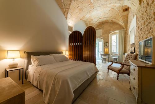 sypialnia z łóżkiem i krzesłem w pokoju w obiekcie LuLeccio w mieście Lecce