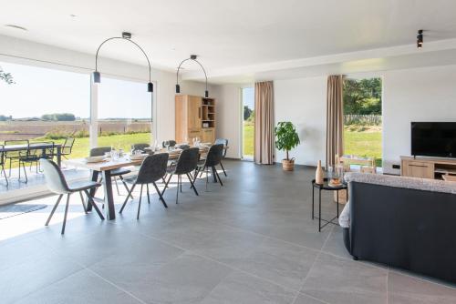 a dining room with a table and chairs at Fluithoekhoeve in Koksijde