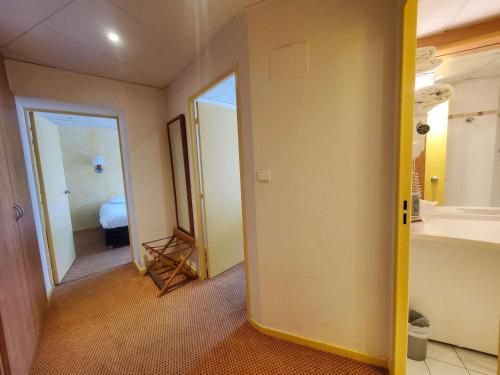 um quarto com casa de banho com lavatório e espelho em Mercure Epinal Centre em Épinal